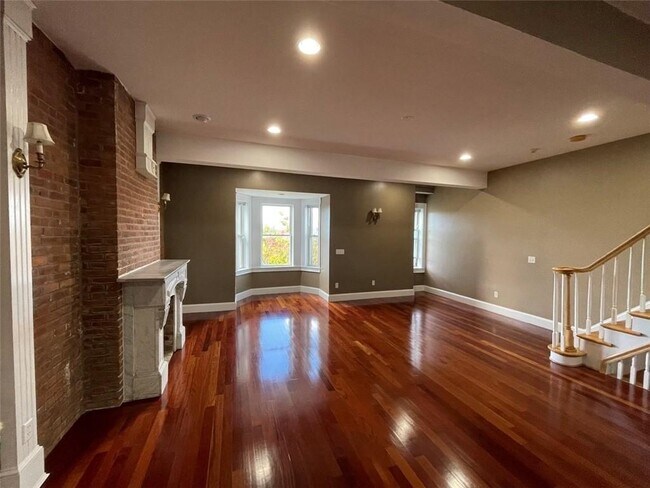 Building Photo - 422 Broadway,
