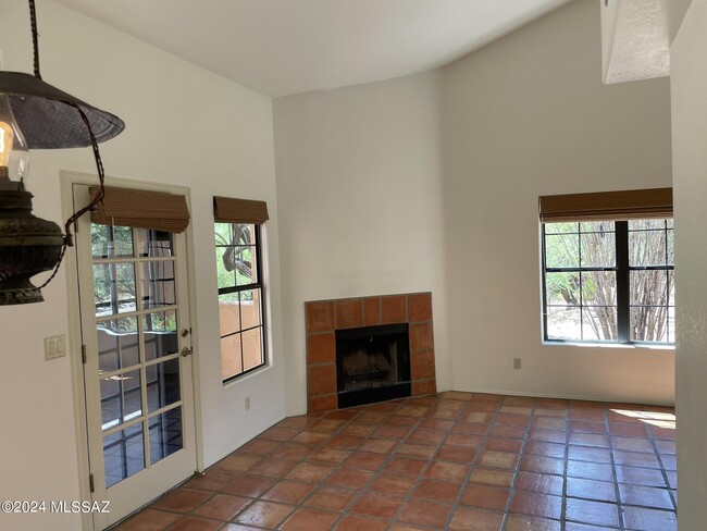 Building Photo - 5380 N Calle Del Rocio