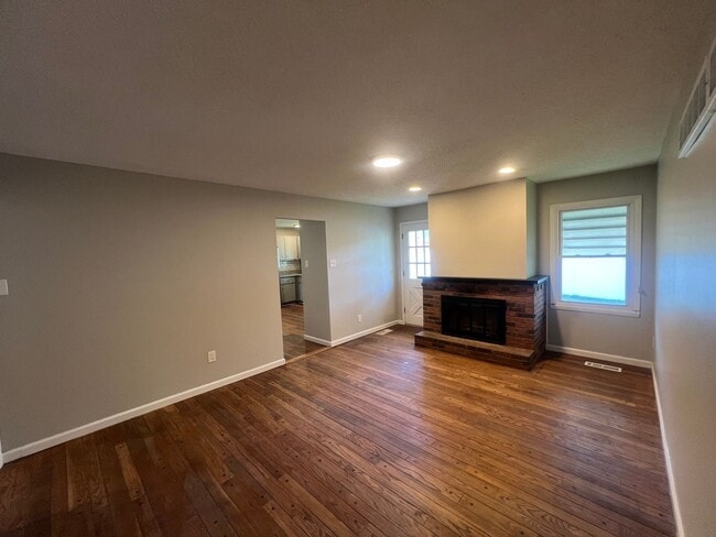 Building Photo - Spacious 4-Bedroom Home in Highly Desirabl...
