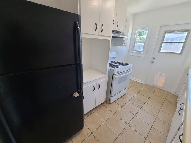 Building Photo - Spacious Ocean Beach 2 bed 1 bath just a f...