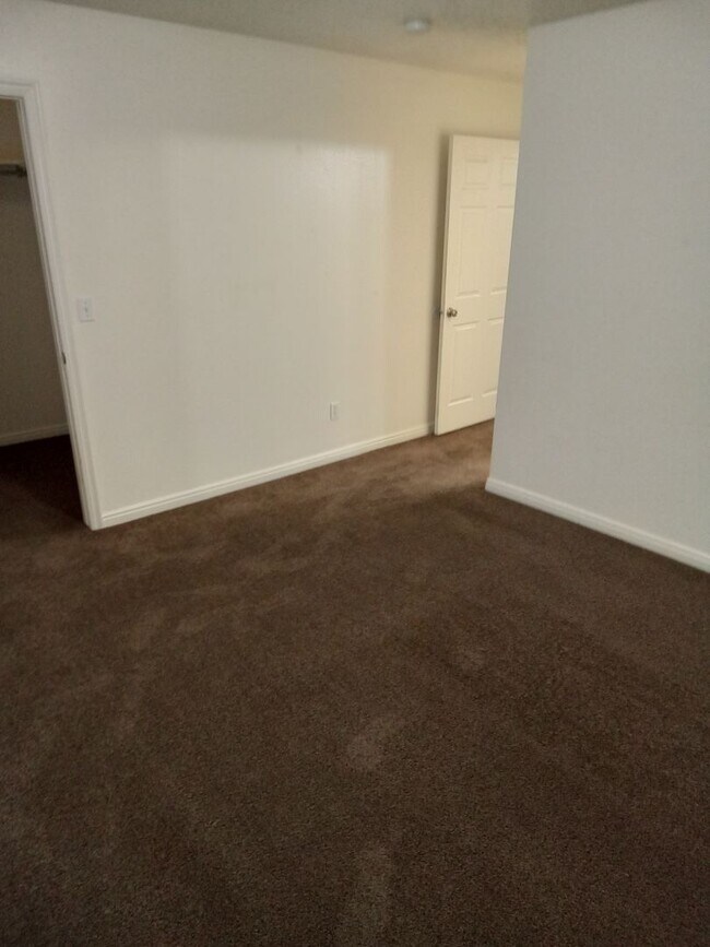 Building Photo - Willow Springs Condo