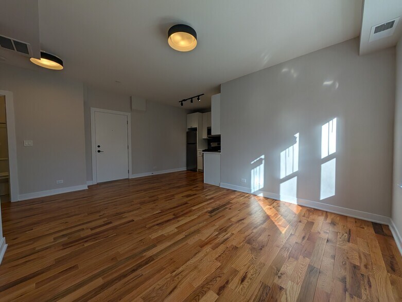 Building Photo - 648 W Wrightwood Ave