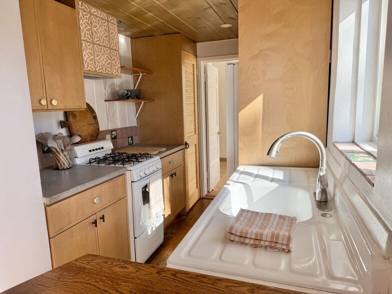 Building Photo - 408 Liebert St