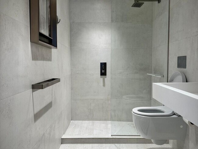 Building Photo - 1 Bedroom Condo in Miami Beach