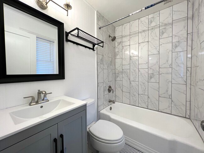 Building Photo - 3033 Lake Ave