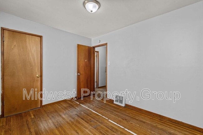 Building Photo - 405 Cameron Rd