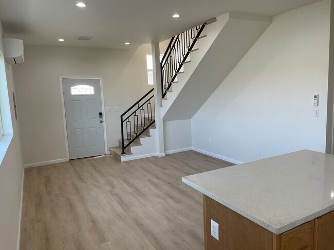 Building Photo - 1 Month Free! Luxury 4 Bedroom Home in Echo Park!