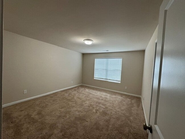 Building Photo - ***** READY TO MOVE IN *****