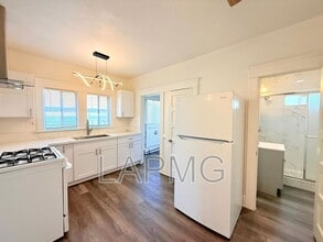 Building Photo - 1910.5 Daly St