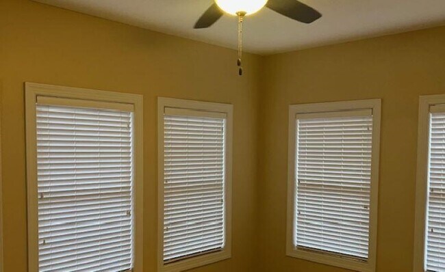 Building Photo - 2708 Pointe Ct