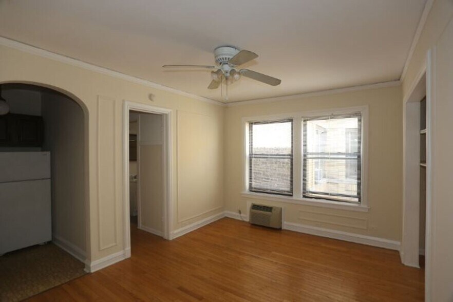 Building Photo - 833 W Wolfram St