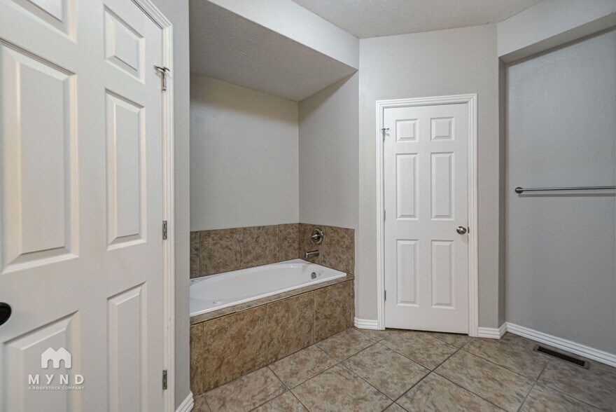 Building Photo - 112 N Peach Brook