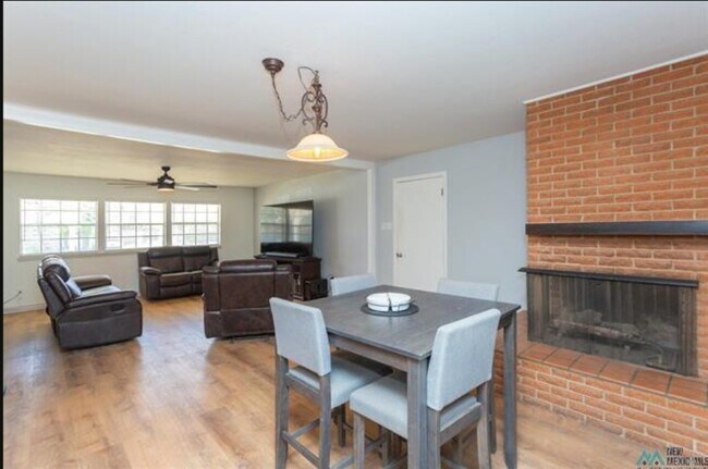 Building Photo - 1403 W Bonita Dr