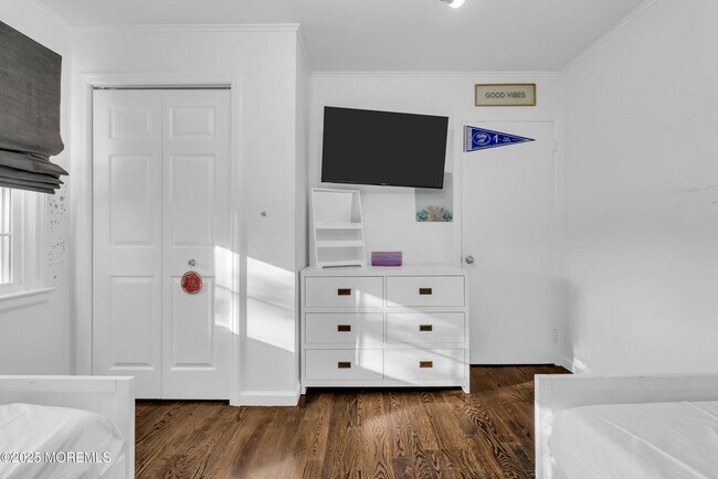 Building Photo - 1037 Woodgate Ave