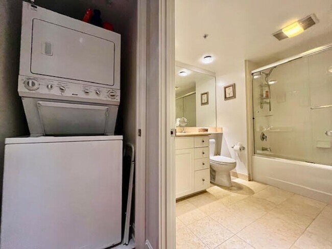 Building Photo - Rare luxury downtown condo w/parking, pool, hot tub and roof deck w/Bay Bridge Views!