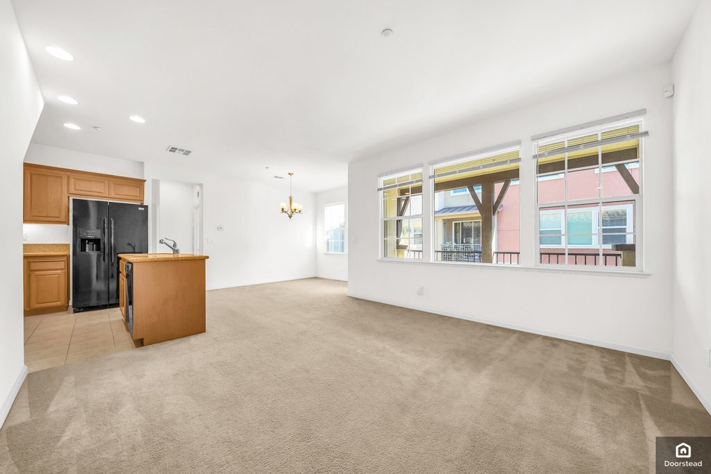 Building Photo - 584 De Guigne Dr