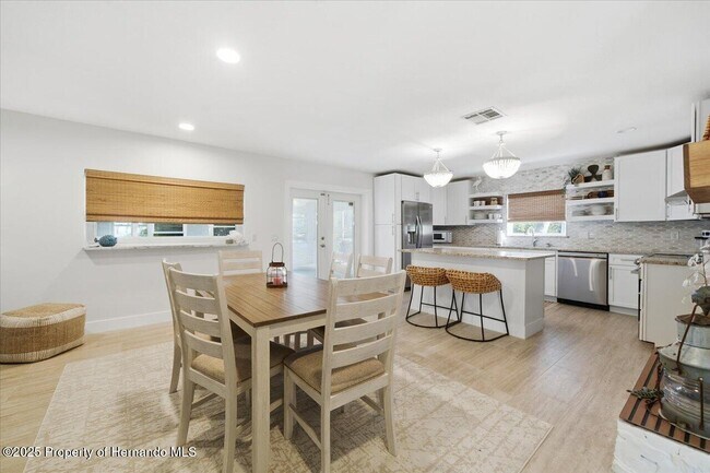 Building Photo - 4262 Biscayne Dr