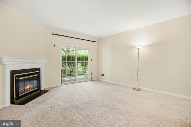 Building Photo - 205 Valley Stream Ln