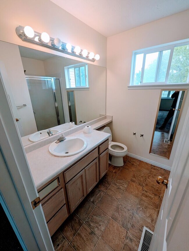 Building Photo - 749 Country Club Dr