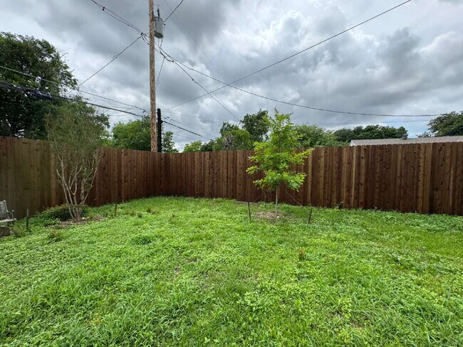 Building Photo - 2318 Fenwick Dr