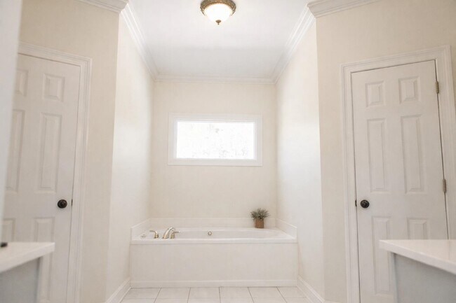 Building Photo - 565 Schaeffer Loop