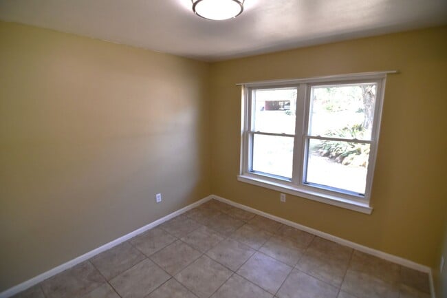 Building Photo - 3 bedroom, 1.5 bath home in quaint, well m...