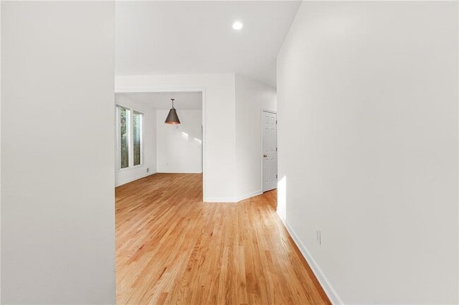 Building Photo - 1086 Pine Grove Ave NE