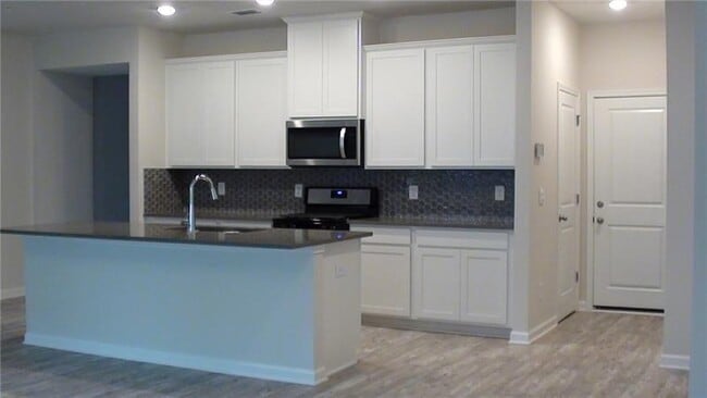 Building Photo - 1174 Lake Dr SW