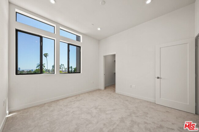 Building Photo - 1202 N Orange Grove Ave