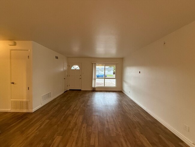 Building Photo - Orcutt Single Story Updated Home on Cul-De...