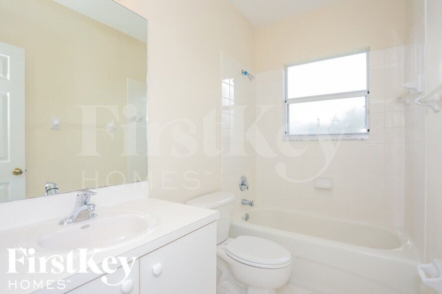 Building Photo - 2412 NE 41st Pl