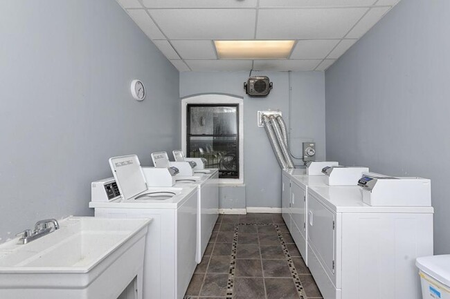 Building Photo - 1 bedroom in Chicago IL 60657