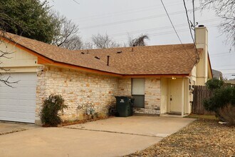 Building Photo - 2/2 with backyard (llarda)
