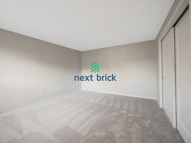 Building Photo - Beds and 1 Bath Kirkland Condo is Available for Rent!