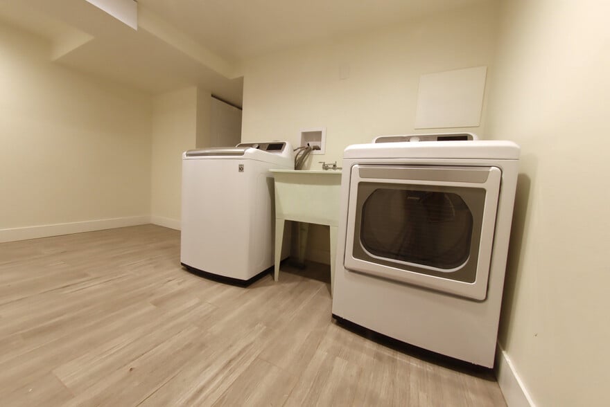 New LG Washer/Dryer - 3249 Salem St