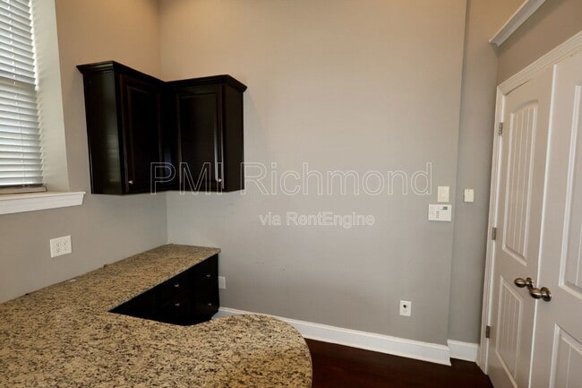 Building Photo - 6924 Swanhaven Dr