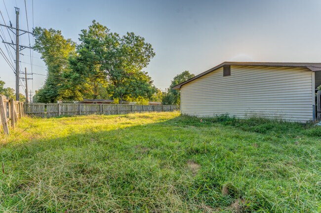 Building Photo - 121 W Pecan St
