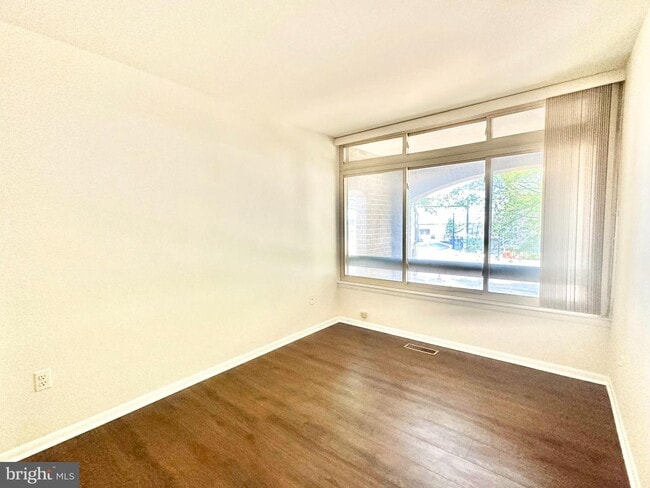 Building Photo - 626 15th St S