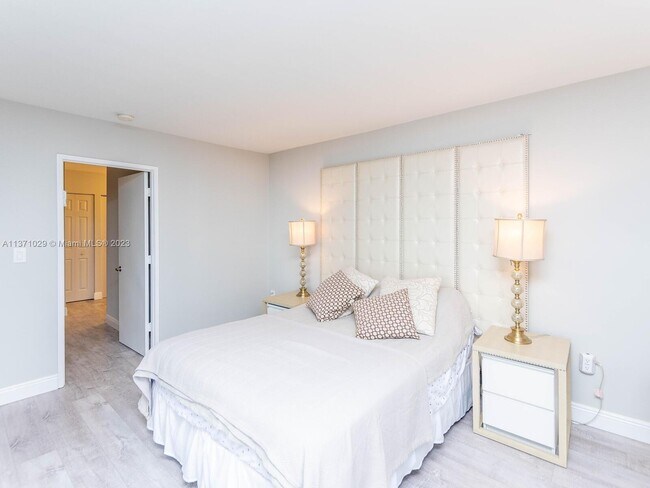 Building Photo - 3701 N Country Club Dr