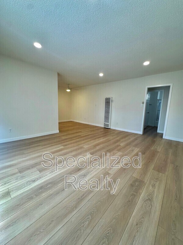 Building Photo - 504 Hill Dr