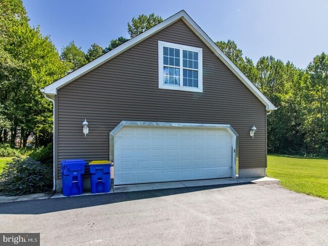 Building Photo - 21650 Beauchamp Ln