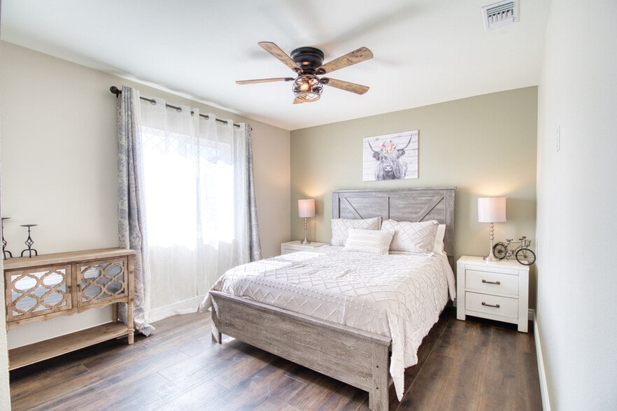 Bedroom 2 Queen - 15671 Ridgeway Ave