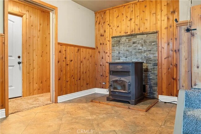 Building Photo - Charming 4BR Home with Mountain Views