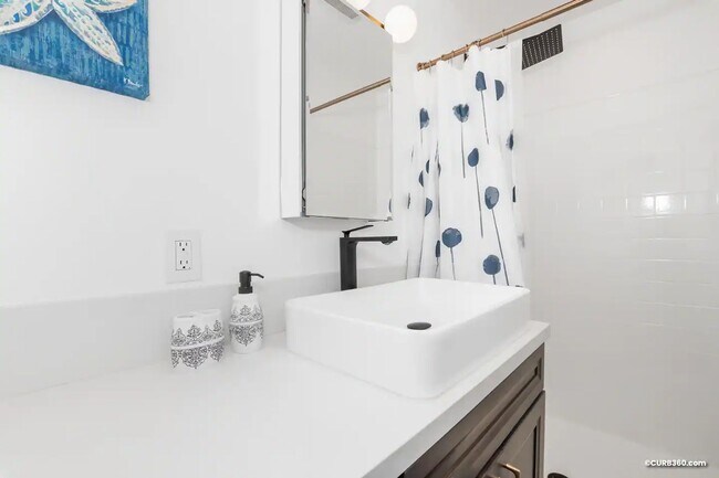 Building Photo - Beautiful 3 Bed/2 Bath Home in heart of Hi...
