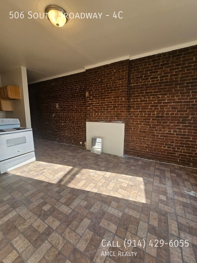 Building Photo - 506 S Broadway