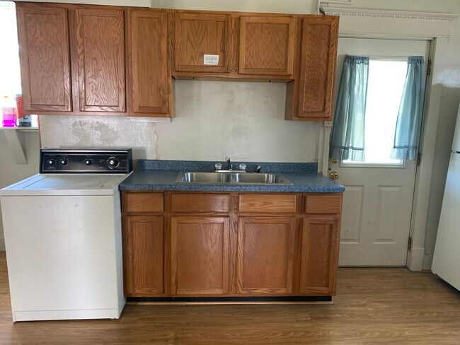 Building Photo - 1302 4th St