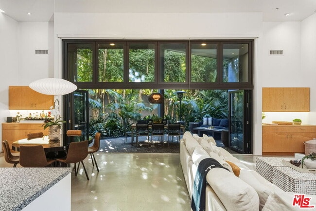 Building Photo - 1849 Fox Hills Dr