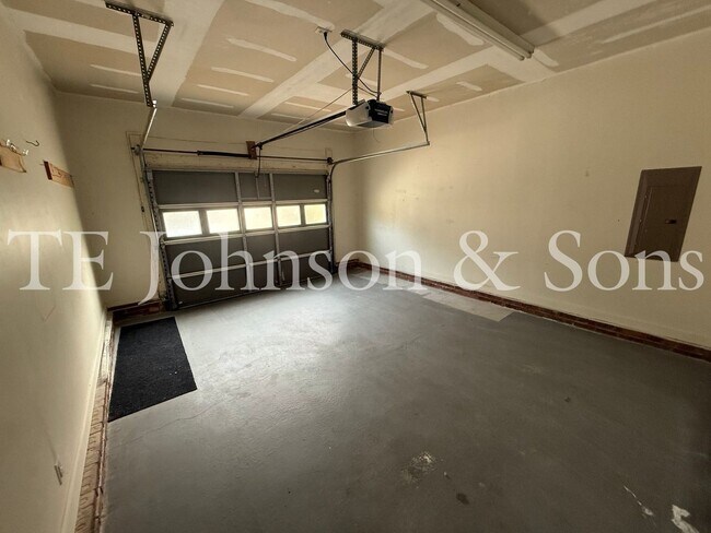 Building Photo - Charming One Level 3 Bedroom Home with Fenced Yard, Garage, and Deck