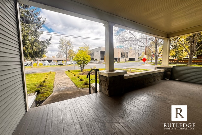 Building Photo - Vintage East Medford Living / Huge Private Front Porch