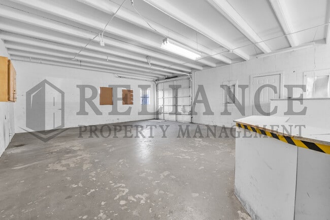 Building Photo - 4557 S Oak Ave